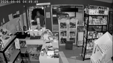 Comerciantes hacen guardia de noche para cuidar sus propios negocios