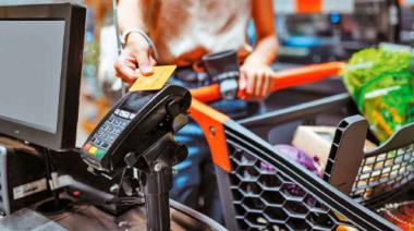 Supermercados llevan siete meses en caída y el crédito sostiene el changuito