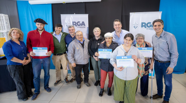 Martín Perez entregó equipamiento para mejorar la producción avícola de Río Grande