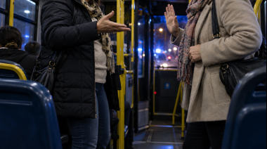 Se pelearon en un colectivo de Río Grande y el chofer frenó frente a una comisaría
