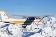 Un piloto aterrizó en una laguna congelada y espera que lo rescaten