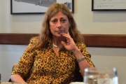 Jueza chocó a cuatro autos estacionados y se fue del lugar