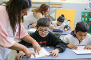 En 10 años, aumentó un 54% la cantidad de docentes egresados, y solo 1% la cantidad de alumnos en inicial, primaria y secundaria
