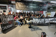 Importante respuesta de la comunidad a la charla sobre salmoneras