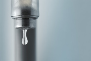 Por reparación de urgencia, baja la presión de agua