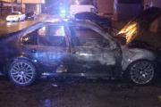 Incendio afectó a dos vehículos estacionados en calle Gandhi al 900