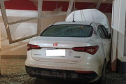 Un Fiat Cronos se metió dentro de un local