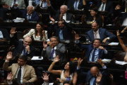 Noche negra para Milei en Diputados: la oposición unida le asestó 12 golpes en una sola sesión