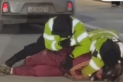 Detuvieron a motociclista que intentó evadir control y le pisó el pie a un policía con su moto