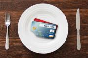 Comer fiado: casi la mitad de las compras de alimentos ya se pagan con tarjeta