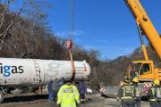 Tras un megaoperativo, sacan el camión con gas que se desbarrancó en Río Olivia