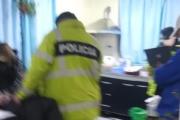 Docente denunció allanamiento violento en su casa, delante de sus hijas y de su padre con discapacidad
