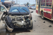 Violento accidente entre un colectivo y un automóvil dejó dos heridos