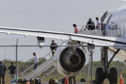 16 argentinos expulsados de EE.UU. llegan a Ezeiza bajo hermetismo oficial