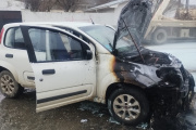 Incendio afectó buena parte de un Fiat Uno