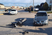 Luego del choque entre un auto y una moto, un hombre fue trasladado al hospital