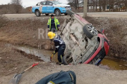 Volcó un auto en Tolhuin: venían desde Ushuaia a una competencia en el lago Fagnano