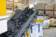 El municipio lleva adelante la trituración de cubiertas para su envío al continente