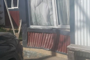 Perdió el control del auto y chocó con otro vehículo primero y después con una casa