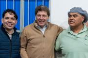 Melella encendió la parrilla: el gobernador de campaña comió un asado con remiseros