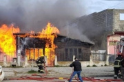 Voraz incendio destruyó una vivienda en el casco viejo de Río Grande
