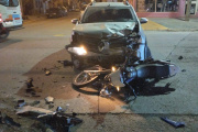 Dos hombres permanecen en el hospital luego de chocar en moto