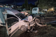 Un conductor perdió el control e impactó contra cuatro vehículos estacionados