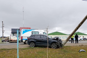 Camioneta impactó con un poste de iluminación
