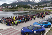 Los fueguinos desbordaron las ciudades para ver la caravana de Ferrari