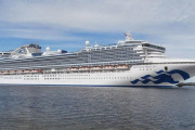 El imponente Sapphire Princess arriba al puerto de Ushuaia y vuelve a vestir de turismo la ciudad