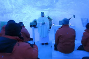 Capilla de hielo en la Antártida Argentina