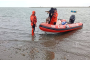 Prefectura salvó a tres perros atrapados por la marea en Punta Popper