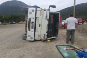 Volcó un camión en el acceso al depósito fiscal de Ushuaia