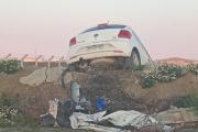 Un auto terminó sobre un montículo y fue hallado sin ocupantes