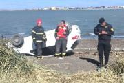 Vuelco impactante en la costa: Un auto quedó a metros de caer al río