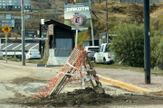Dirección Provincial de Obras y Servicios Sanitarios deja pozo sin señalizar en Ushuaia