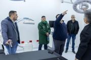 Fotos, inauguración y deuda: la UOM debe $800 millones mientras inaugura una clínica vacía