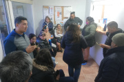 Vecinos de la Margen Sur permanecen en la Delegación y exigen respuestas por el gas