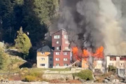 Impactante incendio destruyó parte de un histórico hotel de Bariloche