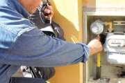 Otro veto de Melella: Gobierno rechazó la ley que impedía cortar luz, agua y gas a familias endeudadas