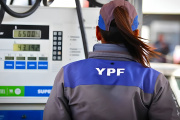 Surtidores en baja: el aumento de la nafta profundiza la caída del consumo y el “tanque lleno” desaparece