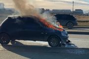 Ford Ka quedó destruido por un incendio en plena avenida San Martín