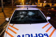 Con un martillo destrozó un patrullero y terminó detenido junto a otros dos hombres
