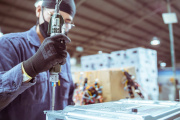 El empleo industrial cayó 32,5% en un año, aunque la electrónica mostró una leve recuperación