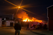 Una mujer murió en un incendio y un adolescente sufrió quemaduras