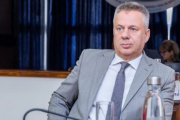 Lechman quiere poner fin a los "paracaidistas" y exige cinco años de residencia para ocupar cargos clave