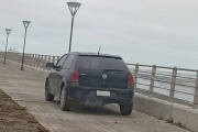 Multarán a un conductor por circular por la bicisenda y arrojar escombros en la Costanera