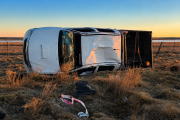 Una camioneta de una constructora volcó en la circunvalación y el conductor fue hospitalizado