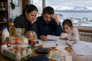 Una familia fueguina necesita 60% más que el promedio nacional para no ser pobre
