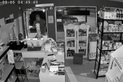Comerciantes hacen guardia de noche para cuidar sus propios negocios